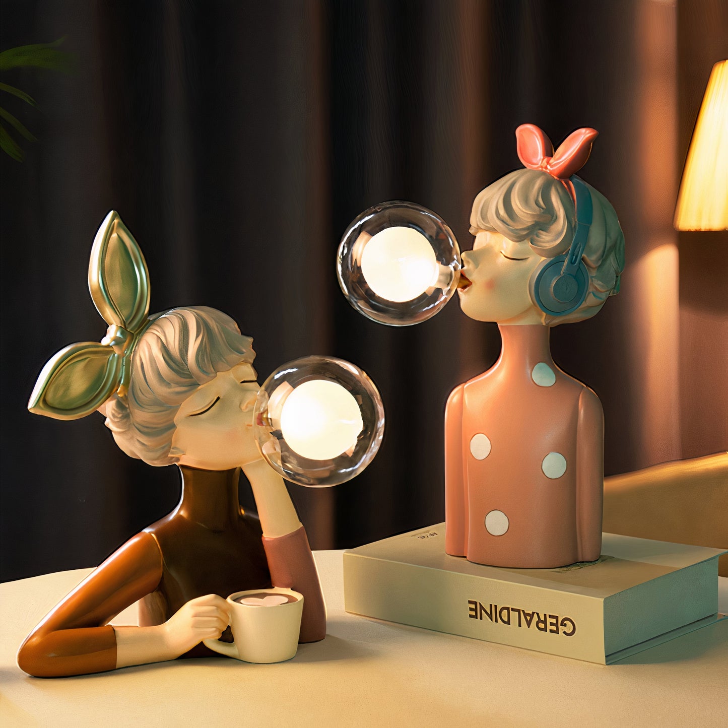 Tischlampe Figur Design aus Harz und Glas