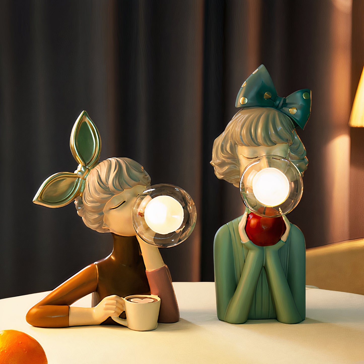 Tischlampe Figur Design aus Harz und Glas