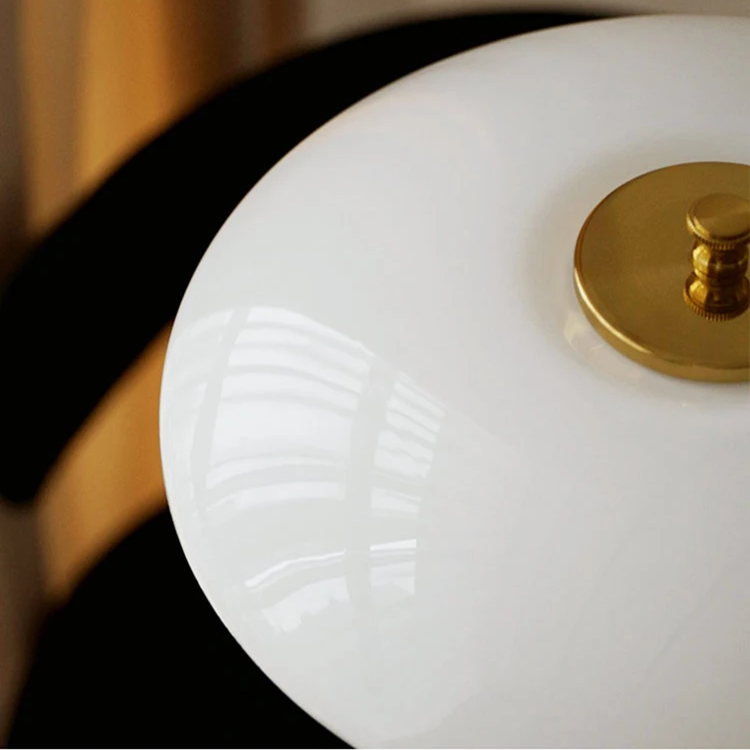 Tischlampe Glas Retro Design mit Messingfuß