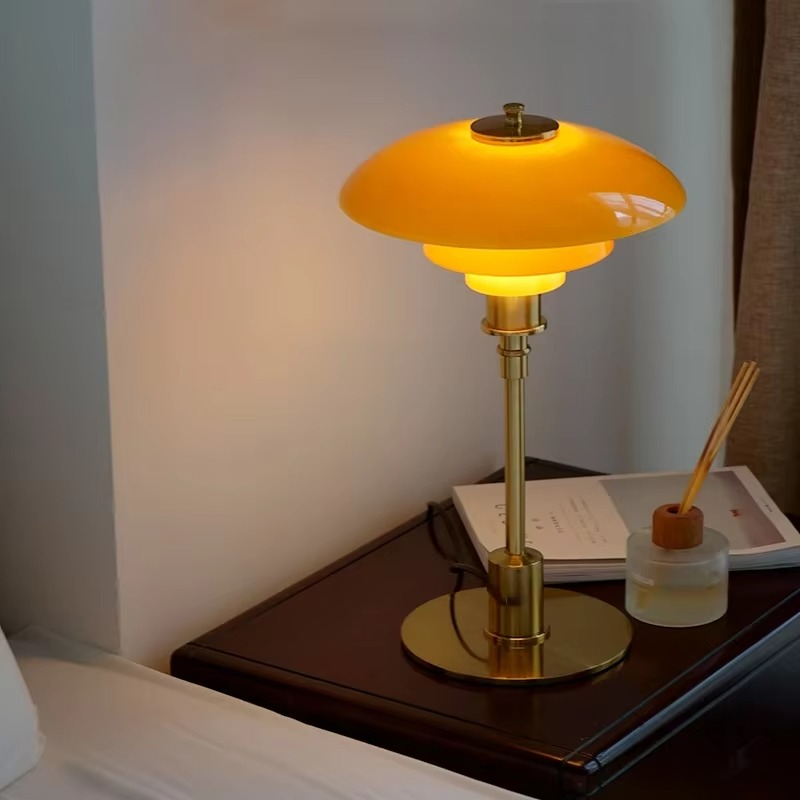 Tischlampe Glas Retro Design mit Messingfuß
