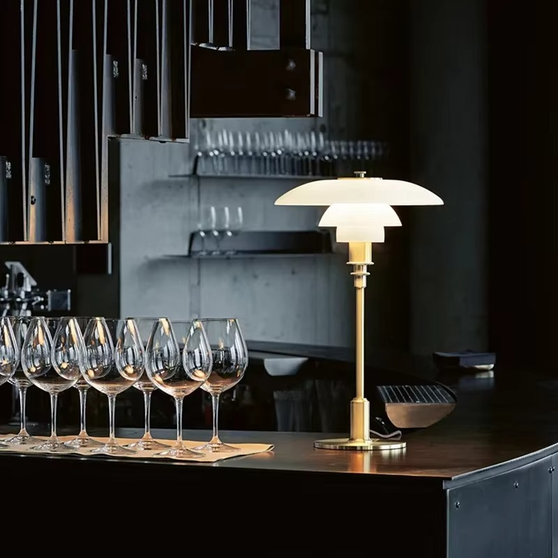 Tischlampe Glas Retro Design mit Messingfuß
