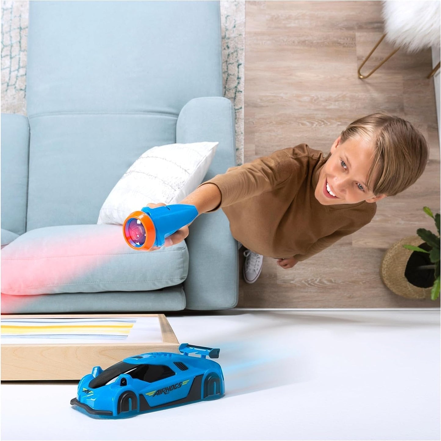 Ferngesteuertes Spielzeugauto mit Lasersteuerung