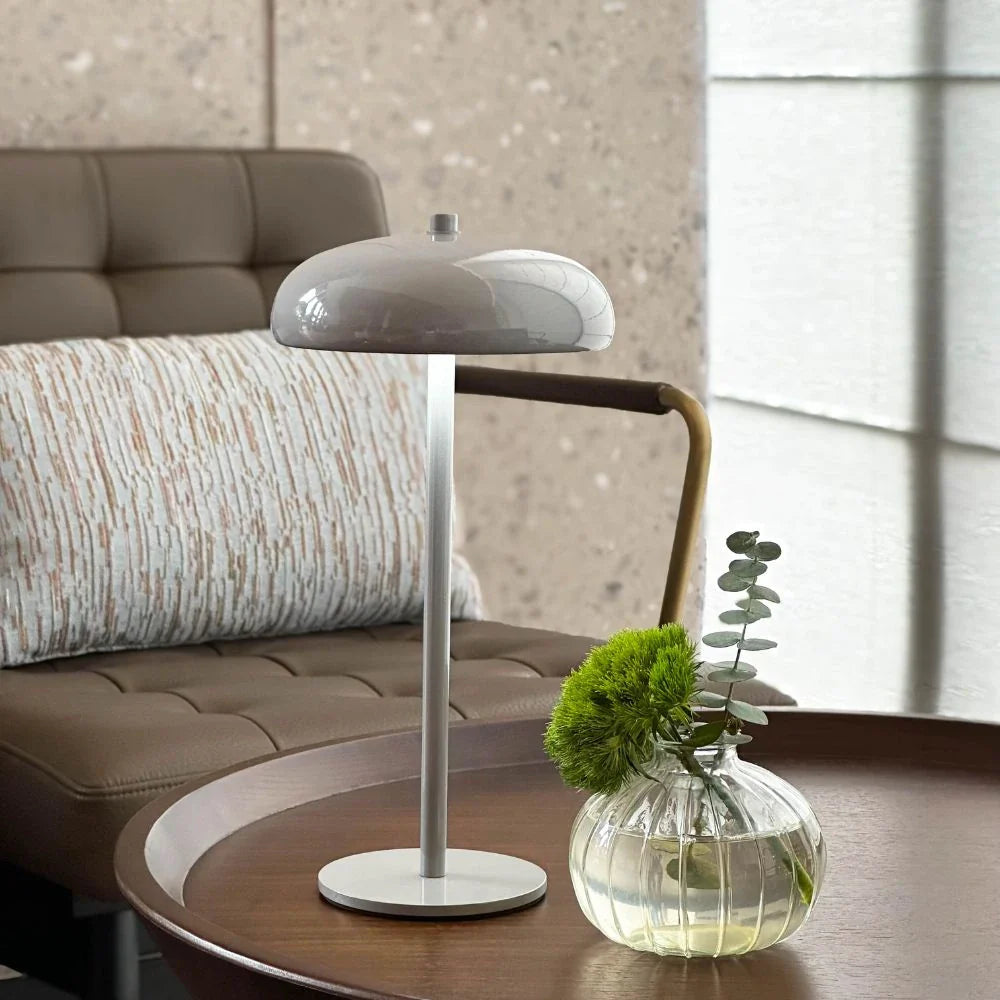 Moderne LED Tischlampe im Retro Design