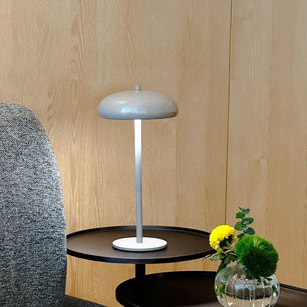 Moderne LED Tischlampe im Retro Design