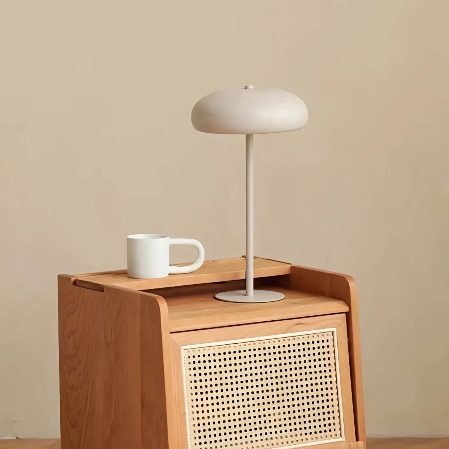 Moderne LED Tischlampe im Retro Design