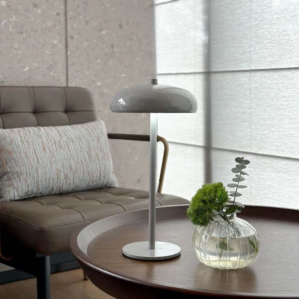 Moderne LED Tischlampe im Retro Design