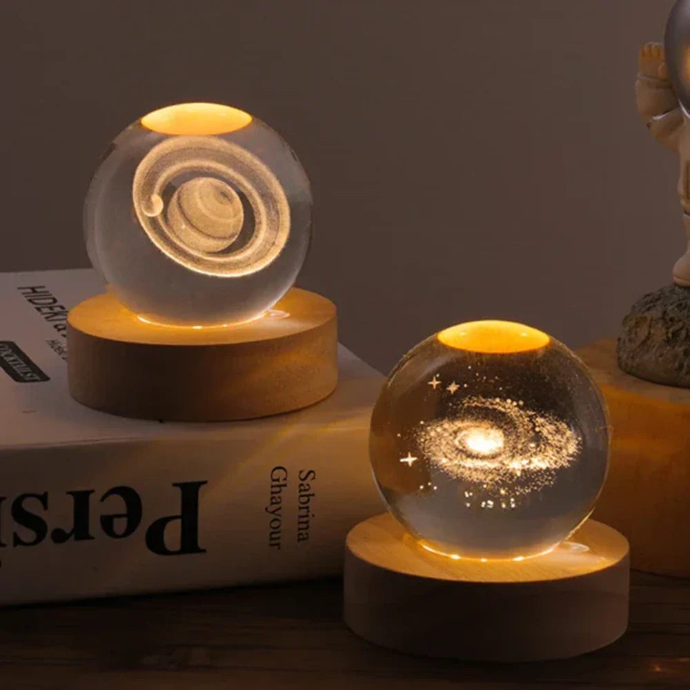 LED Nachtlicht Kristallkugel aus Glas Holzsockel